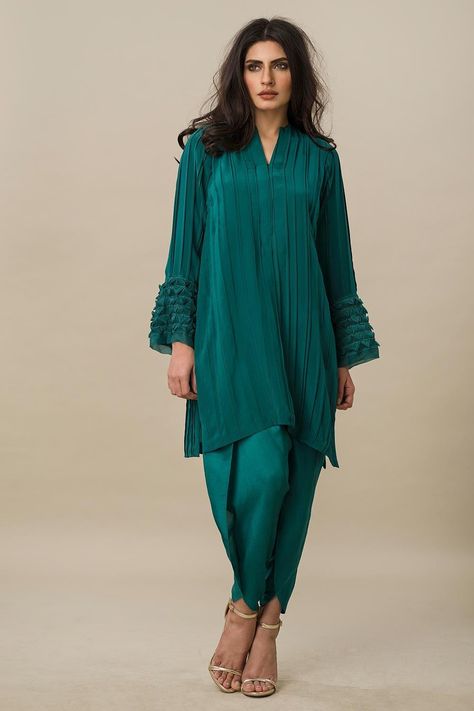 Silk dress  pleated and plain in green available online by Nida Azwer designer dresses#springcollection #spring #readytowear #pretwear #unstitched #online #linen #lawncollection #linen #linencollection #chiffon #cotton #embroidered #printed #digital #lahore #karachi #islamabad #newyork #london #pakistan #pakistani #indian #alkaram #limelight #nishat #khaddar #daraz #gulahmed #blackfriday #pakistani_dresses #best_price #indian_dresses  #eid #eiddresses #eidcollection Silk Dress Patterns Indian Kurti, Cotton Dresses Designs, Plain Dress Designs Pakistani, Pleated Dress Indian, Dress Patterns Indian Kurti, Silk Dress Pattern, Chiffon Suits, Nida Azwer, Fancy Gown