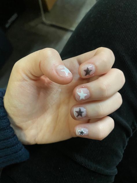 Nail Art For Short Nails Black, Stars On Short Nails, Star Nails Short Y2k, Cute Short Nails Black, Short Nail Art Stars, White And Black Short Nails, Masc Nail Ideas, Short Nails Black And White, Natural Nail Designs Stars