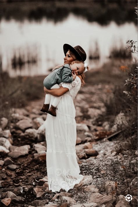 Mommy And Me River Photos, Mommy And Me Lake Photo Shoot, Mommy And Me Photo Shoot One Year Old, Moody Mommy And Me Photos, Mommy And Me Photo Shoot Winter, Western Mommy And Me Photos, Mother Toddler Photoshoot, Fall Mommy And Me Pictures, Spring Mommy And Me Pictures