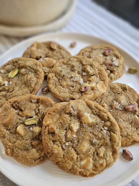 Chocolate Pistachio Cookies, Pistachio White Chocolate, White Chocolate Bars, Demerara Sugar, Chocolate Pistachio, Pistachio Cookies, White Chocolate Bar, White Chocolate Cookies, Country Barn