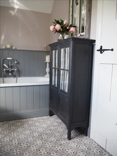 Farrow And Ball Peignoir and Plummet. Up cycled cupboard painted in Rustoleum Cottage Bathroom Design Ideas, Cottage Bathroom, Bathroom Paint Colors, Farrow And Ball, Bathroom Color, Up House, Trendy Bathroom, Bad Design, Wet Rooms