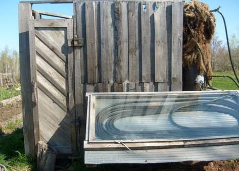 Outdoor Solar Shower, Solar Shower, Outdoor Bath, Living Off The Land, Outdoor Bathrooms, Diy Solar, Off Grid Living, Outdoor Solar, Diy Pallet Furniture