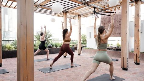 Thompson Hotels recently announced a collaboration with CorePower Yoga, the nation’s largest yoga studio brand, on a summer rooftop yoga series. Rooftop Yoga Studio, Yoga Terrace, Rooftop Yoga, Yoga Area, Garden Yoga, Houston Hotels, Hotel Rooftop, Roof Terrace Design, Corepower Yoga