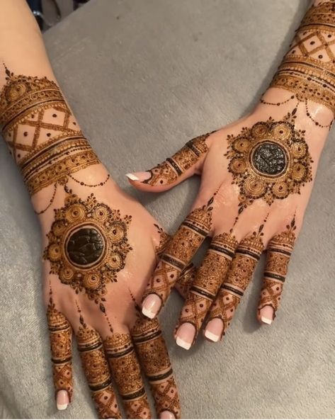 Unique Bridal Henna Designs, Round Henna Designs, Palm Mehndi Design Simple, Palm Mehndi Design Unique, Palm Mehndi Design Simple Easy, Mehndi Designs Traditional, Engagement Mehndi Design, Mehndi Design Unique, Suit Neck Design