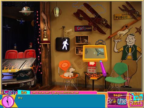 Some items that give iCarly's room detail. Icarly Aesthetic, Spencer Icarly, Icarly Videos, Aesthetic Apartment, Icarly, Dark Room, Arcade Games, Sims 4, Gaming Products