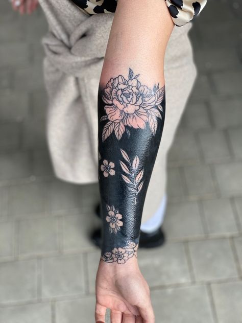 Tattoo For Black Women, Tattoo Sleeve Cover Up, Star Sleeve Tattoo, Arm Cover Up Tattoos, Forearm Cover Up Tattoos, Cover Up Tattoos For Men, Tatuaje Cover Up, Black Sleeve Tattoo, Cover Up Tattoos For Women