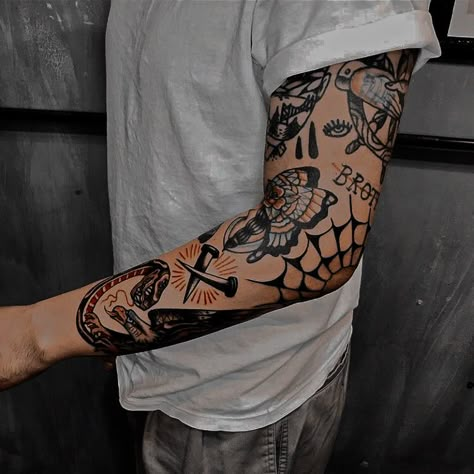 Traditional Tattoo Elbow, Old School Tattoo Sleeve, Mangas Tattoo, Traditional Tattoo Old School, Traditional Tattoo Sleeve, Tattoo Inspiration Men, Elbow Tattoos, Tattoos Geometric, Tattoo Traditional