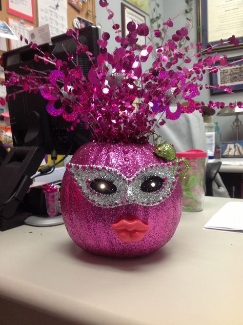 Pink Pumpkin! Love this lady!!! Pumpkin Decorating Contest, No Carve Pumpkin Decorating, Pumpkin Contest, Pretty Pumpkins, Pumpkin Projects, Halloween Express, Primitive Fall, Halloween Window, Pink Pumpkin