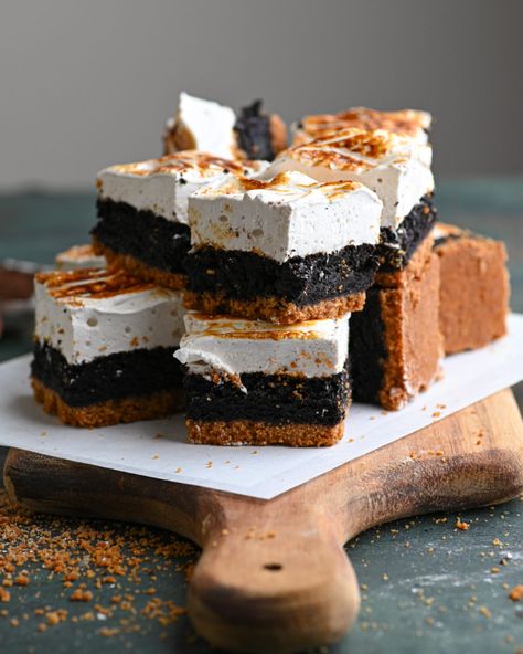 Graham cracker crust, a thick layer of fudgy brownie and a homemade bouncy vanilla bean marshmallow on top. Smores Brownies, Fudge Bars, Dessert Aux Fruits, Marshmallow Fluff, S'mores, Chocolate Filling, Brownie Bar, Graham Cracker Crust, Graham Cracker