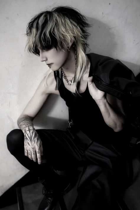 Hyde Larc En Ciel, Androgynous Aesthetic, Swag Pics, Japanese Rock, Grunge Streetwear, Color Techniques, Japanese Boy, Hair Reference, Grow Out