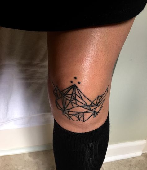 Rhys Knee Tattoo, Maas Tattoo, Sarah J Maas Tattoo, Sarah J Maas Tattoo Ideas, Tattoo Ideas Simple, Bookish Tattoos, Knee Tattoo, Mountain Tattoo, Book Tattoo