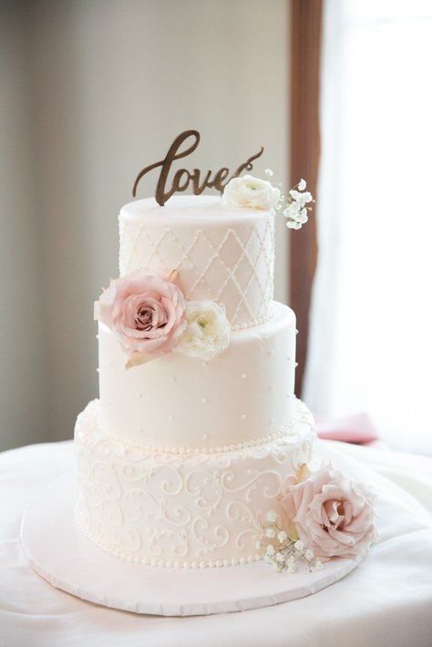 Top Wedding Cake Trends of 2020 (Clone) 3 Tier Wedding Cake No Flowers, Fake Flowers On Wedding Cake, 3 Teir Wedding Cakes, Trending Wedding Cakes, Swirl Wedding Cake, Classic Wedding Cakes, Vintage Pasta, Wedding Cake Trends, Wedding Cakes Elegant