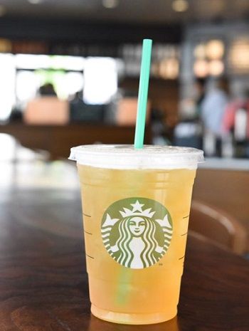 6 Starbucks Iced Tea Hacks That Are More Refreshing Than Frapps Fast Food Drinks, Starbucks Tea, Healthy Starbucks Drinks, Iced Green Tea, Tea Lemonade, Starbucks Menu, Healthy Starbucks, Starbucks Drink, Starbucks Secret Menu