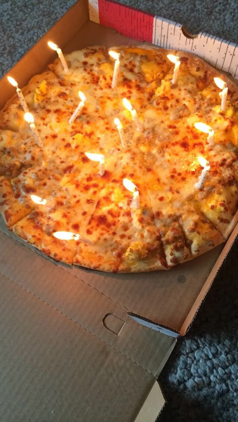 Pizza Birthday Aesthetic, 17. Geburtstag, Birthday Pizza, Pizza Birthday, Picnic Inspiration, Funny Birthday Cakes, Pretty Birthday Cakes, Birthday Food, Birthday Dinners