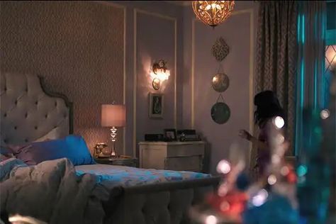 Colorful Bedrooms, Veronica Lodge Riverdale, Lodge Bedroom, Bold Interior, Lodge Room, Lodge House, Apartment Goals, Mindy Kaling, Veronica Lodge