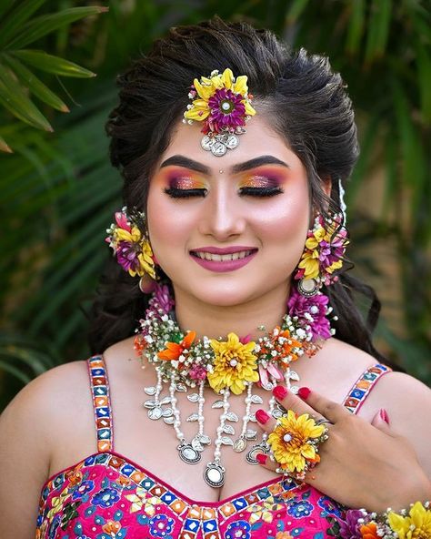 Beautiful makeup |hd makeup with hairstyle Haldi Ceremony Hairstyle For Bride, Makeup With Hairstyle, Mehendi Makeup, Haldi Makeup, Desi Bridal Makeup, Haldi Poses, Class Makeup, Mehndi Makeup, Bridal Makeup Videos