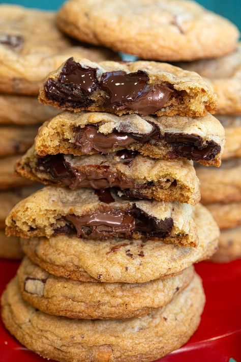 Hazelnut chocolate chip cookies are made even more decadent and delicious by filling the middle of the cookies with Nutella! Chocolate Chip Hazelnut Cookies, Nutella Filled Cookies, Cookies With Nutella, Starbucks Cookies, Chocolate Chunk Cookie Recipe, Crispy Chocolate Chip Cookies, Air Fryer Recipes Appetizers, Hazelnut Cookies, Hazelnut Chocolate