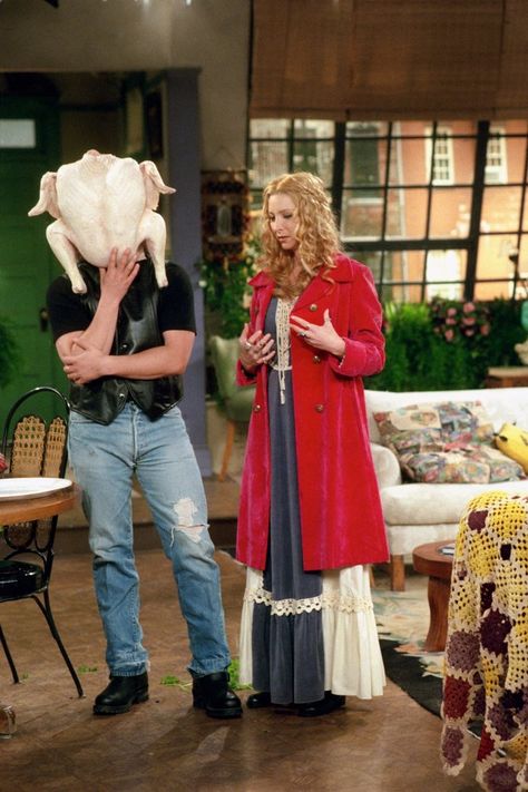 11 Thanksgiving Movies and TV Episodes on Netflix Right Now Phoebe Buffay Outfits, Joey And Phoebe, Friends Scenes, Friends Moments, Phoebe Buffay, Friends Wallpaper, Friends Characters, Matthew Perry, Rachel Green