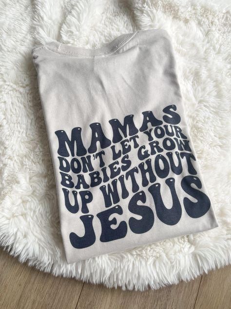 MAMA DON'T LET YOUR BABIES GROW UP WITHOUT JESUS UNISEX FIT PRINTED ON HEATHER DUST WITH BLACK INK BACK: LARGE PRINT, FRONT: SMALL POCKET PRINT BRAND: BELLA AND CANVAS Cute Custom Shirts, Cute Mama Shirts, Christian Cricut Shirts, Cricut Mom Gifts, Mama Shirt Ideas, Cricut Shirt Ideas, Vinyl Shirt Ideas, Cricut T Shirts, Stylish Mom Outfits