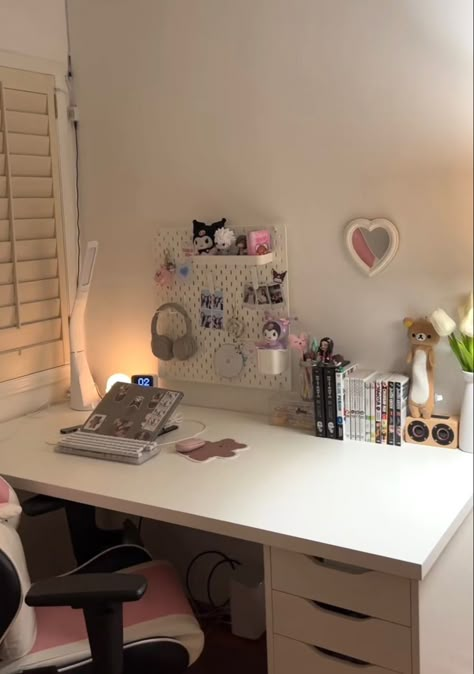 Bedroom room inspo aesthetic Vanity And Study Table, Acubi Bedroom, Aesthetic Pegboard, Random Room Decor, Desk Pegboard, Room Ideas Desk, Cute Desk Ideas, Uni Room Ideas, Room Inspo Aesthetic