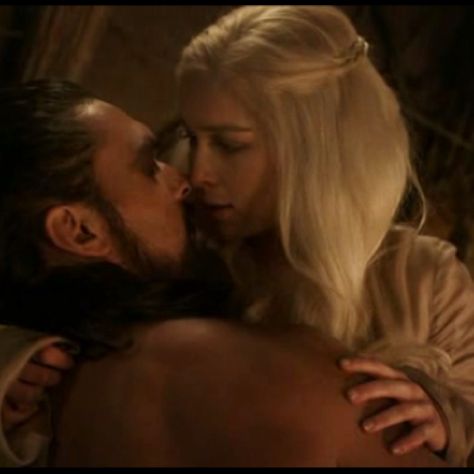 If you'll be my Khal, I'll be your Khalessi. <3. Couples Costumes Ideas, Creative Couples Costumes, Khal And Khaleesi, Divergent Hunger Games, Game Of Throne Daenerys, Marriage Romance, Got Characters, Fantasy Couples, Gra O Tron