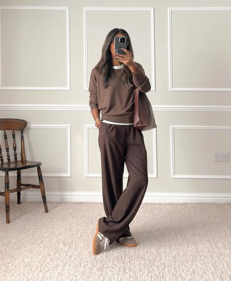 Brown Trousers Outfit Casual, Dark Brown Trousers Outfit, Wide Trousers Outfit, Trousers Outfit Winter, Brown Trousers Outfit, Wide Joggers, Trousers Outfit Casual, Wide Leg Trousers Outfit, Transitional Outfits