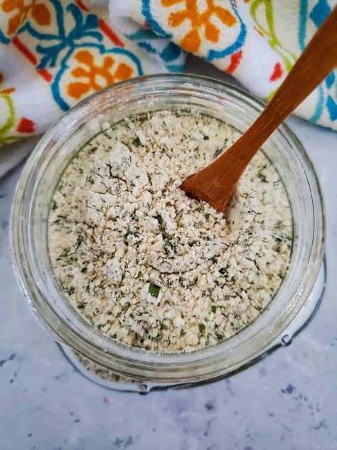 This is a homemade copycat recipe that tastes just like Hidden Valley Ranch. Homemade Ranch Mix, Hidden Valley Ranch Dressing, Ranch Dressing Recipe Homemade, Homemade Dry Mixes, Creamy Ranch Dressing, Ranch Mix, Spiced Drinks, Hidden Valley Ranch, Ranch Dressing Recipe