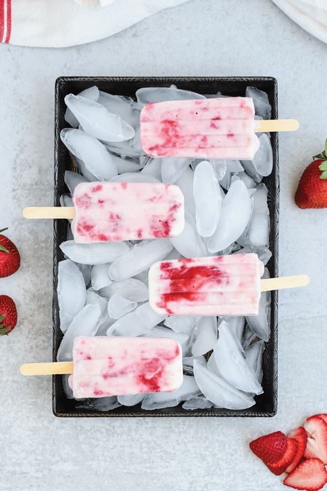 Strawberry Greek Yogurt Popsicles - Home Sweet Farm Home Greek Yogurt Popsicles, Strawberry Greek Yogurt, Healthy Popsicle Recipes, Strawberry Popsicles, Fresh Strawberry Recipes, Healthy Popsicles, Yogurt Popsicles, Healthy Greek Yogurt, Yogurt Flavors