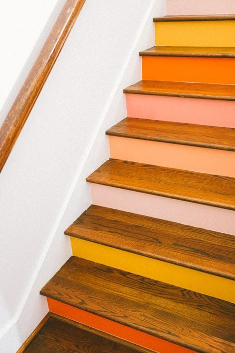 Stairs Painted, Painted Staircases, Diy Staircase, Staircase Decor, Casa Country, Painted Stairs, Stair Decor, Wooden Stairs, Stair Risers