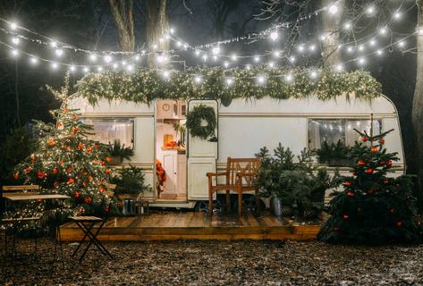 441 Christmas Rv Stock Photos, Pictures & Royalty-Free Images - iStock Rv Christmas Decorations, Mobile Home Trailer, Christmas Rv, Rv Christmas, Christmas Trailer, Terrace At Night, Mobile Home Decorating, Trailer Life, Eco Hotel