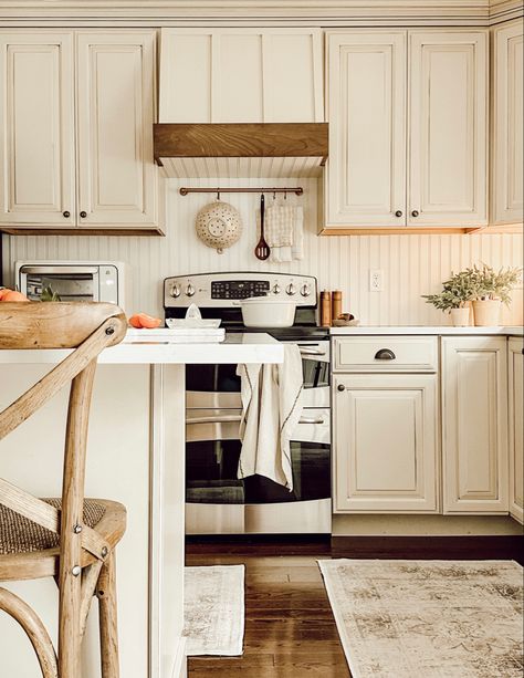 Stove Decor, White Beadboard, Cottagecore Living, Cottagecore Kitchen, Cozy Cottagecore, Cottages And Bungalows, Kitchen Refresh, Open Kitchen Shelves, Kitchen Vintage