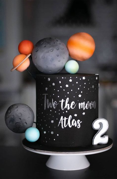 space cake, space theme cake, birthday cake for 2 years old, 2nd birthday cake 2nd Birthday Cake Boy, Stunning Cakes, Moon Birthday, Two The Moon, 2nd Birthday Party For Boys, Astronaut Birthday, Second Birthday Ideas, Boy Birthday Party Themes, 2 Birthday Cake