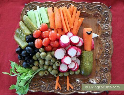 Food art turkey. Eat your vegetables says the Turkey. Gobble Gobble. Turkey Vegetable Tray, Turkey Veggie Tray, Decorações Com Comidas, Vegetable Tray, Fruit Displays, Thanksgiving Treats, Veggie Tray, Thanksgiving Appetizers, Thanksgiving Fun