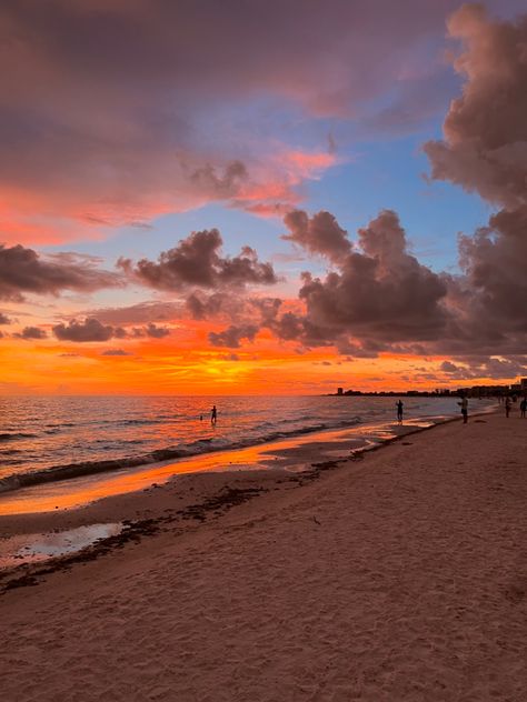 Sunset at Siesta Key beach, Florida. Beautiful colors emerge as it sets into the waves of the ocean. Pretty Beach Sunset, Beach Sunset Images, Sarasota Florida Beach, Florida Wallpaper, Sarasota Beach, Siesta Key Florida, Siesta Key Beach, Beach Sunset Wallpaper, Sunset Images