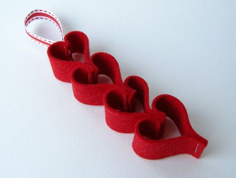 Ideas Decoracion Navidad, Saint Valentin Diy, Valentines Bricolage, Valentine Decoration, Valentine Garland, Diy Valentine's Day Decorations, Garland Ideas, Valentine Tree, Ornament Garland