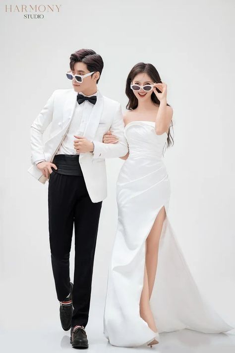 Pre Wedding Concept Photo Ideas, Prenup Photoshoot Ideas Studio, Pre Wedding Studio Ideas, Korean Wedding Photography Studios, Couple Outfits Formal, Prenup Studio Photoshoot Ideas, Korean Wedding Photography Photo Ideas, Korean Pre Wedding Photoshoot, Pre Wedding Indoor