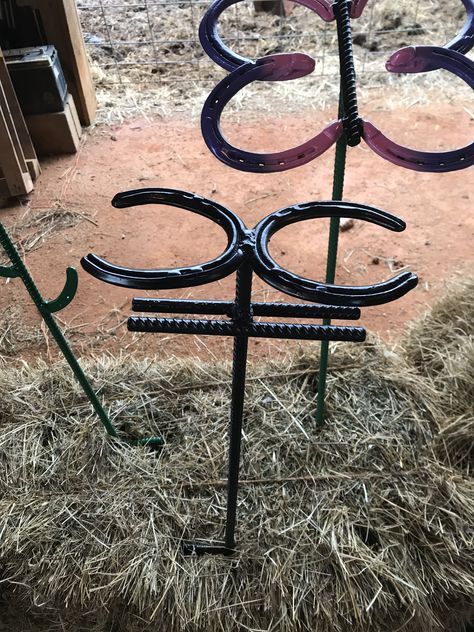 Cup holder for outside, just stick in the ground. Horse Shoe Welding Ideas, Horseshoe Coffee Cup Holder, Horshoe Welding Projects, Welded Horse Shoe Ideas, Beginner Welding Projects, Beginner Welding Projects Ideas, Beginner Welding, Easy Welding Projects, Outdoor Drink Holder