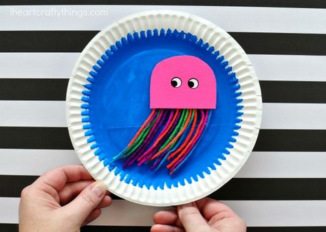 Kids will love making this fun paper plate swimming jellyfish craft that they can make swim around. Fun ocean crafts for kids and summer kids crafts. Christmas Yarn Crafts, Yarn Crafts For Kids, Jellyfish Craft, Christmas Yarn, Diy Crafts Videos, Ocean Crafts, Summer Crafts For Kids, Paper Plate Crafts, Crafts For Kids To Make