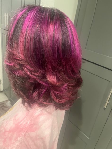 Short Hair Pink Streaks, Dark Pink Short Hair, Magenta Short Hair, Hairdye Inspo Short Hair, Short Hair With Pink Highlights, Hair Dye Inspo Short Hair, Shoulder Length Pink Hair, Brown Hair With Pink Highlights, Short Pink Hair