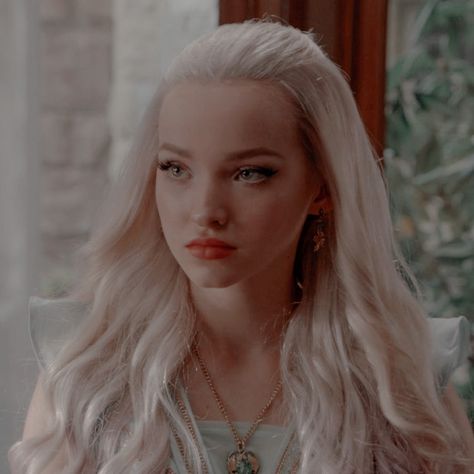 Mal Descendants 2, Kylie Pregnant, Dove Cameron Descendants, Mal Descendants, Harry Potter Oc, Liv And Maddie, Disney Icons, Disney Haunted Mansion, Live Action Movie