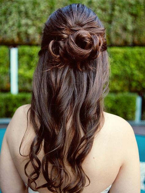 Turn your favorite “I don’t feel like doing my hair” hairstyle, the top knot, into a beautiful hairdo for your wedding day. Hair Half Up Bun, Black Hair Curls, Bridesmade Hair, Half Bun Hairstyles, Bridal Hair Half Up, Half Up Bun, Half Up Wedding, Half Bun, Wedding Bun Hairstyles