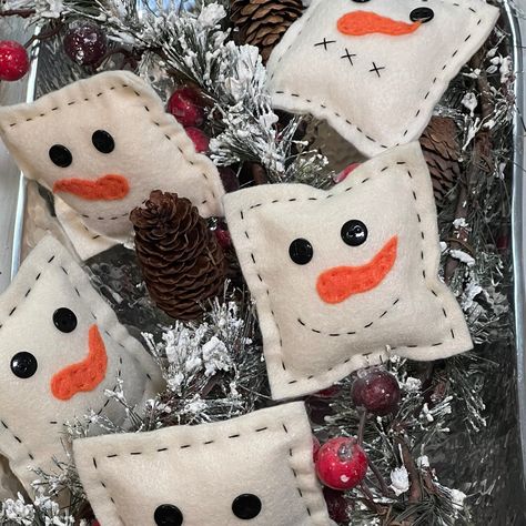 Diy Bowl Fillers, Snowman Bowl, Quilted Toys, Christmas Bowl, Felt Snowman, Crafts For Seniors, Button Eyes, Felt Pattern, Snowman Crafts