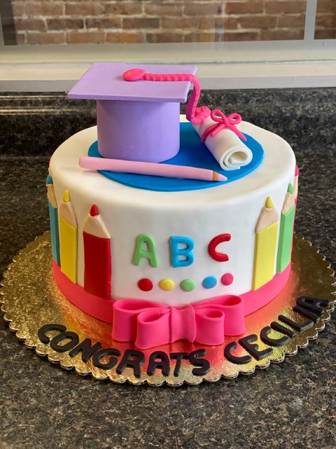 Graduation Cakes For Preschool, Teacher Graduation Cakes, Preschool Graduation Cake Ideas, Kindergarten Graduation Cake Ideas, Pre K Graduation Cake, Prek Graduation Photo Ideas, Preschool Graduation Cake, Kindergarten Graduation Cake, Teachers Day Cake