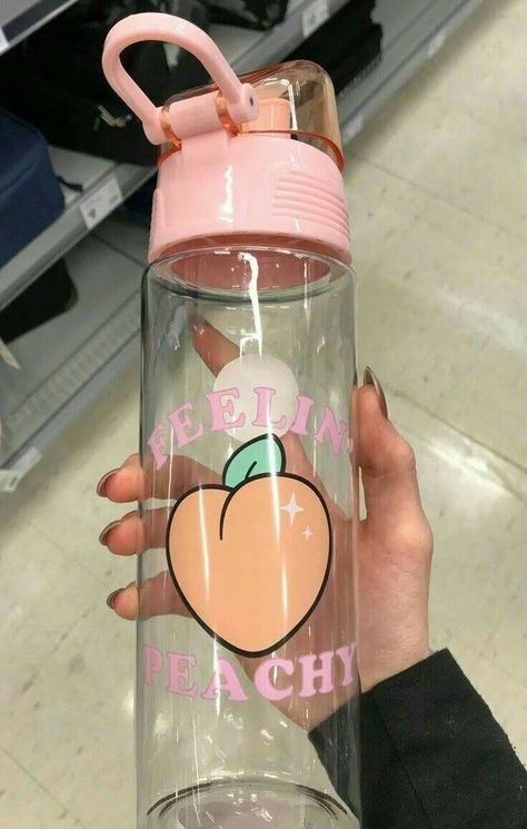 botella aesthetic Aesthetic Fruit, Fruit Aesthetic, Fruit Ideas, Clear Water Bottle, Trendy Water Bottles, Botol Air, Drinking Water Bottle, Kawaii School Supplies, Peach Aesthetic