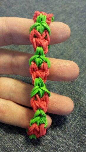 Strawberry bracelet...a variation on the pumpkin bracelet. Loom Bands Instructions, Loom Bands Designs, Strawberry Bracelet, Pumpkin Bracelet, Loom Band Patterns, Rainbow Loom Bracelets Easy, Fun Loom, Rainbow Loom Tutorials, Loom Band Bracelets