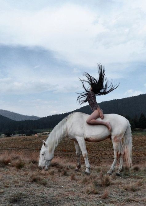 Wild woman – Ray Wild Women Sisterhood, Foto Cowgirl, Dancing In The Moonlight, Shotting Photo, Wild Woman, Shooting Photo, Horse Photography, Foto Pose, Horse Love