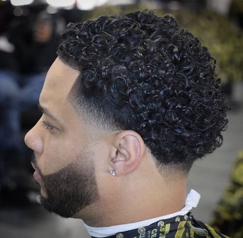 Taper Curly Hair, Low Fade Curly Hair, Afro Hair Fade, Curly Taper Fade, Waves Hairstyle Men, Fade Haircut Curly Hair, Taper Fade Curly Hair, Short Hair Twist Styles, Curly Hair Fade