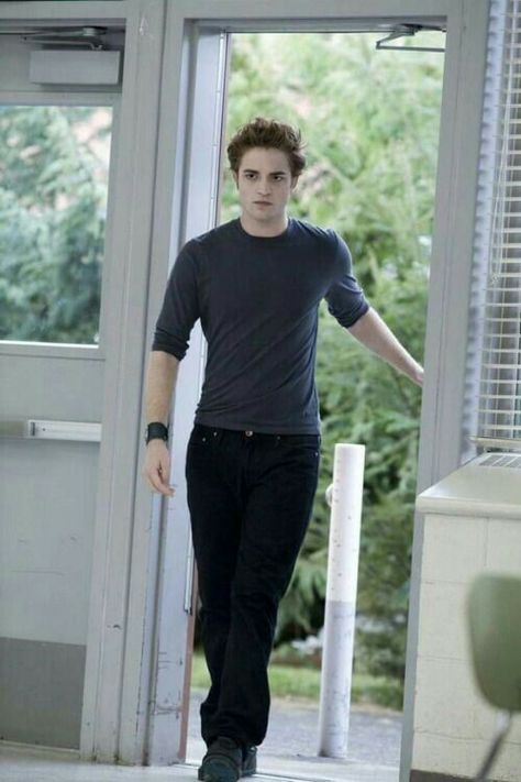 Mesmerizing entry of Edward Anthony Mason Cullen Twilight Outfits, Robert Pattinson Twilight, Twilight Edward, Twilight Film, British Boys, Edward Cullen, Robert Pattinson, Home Ideas, Halloween Costumes