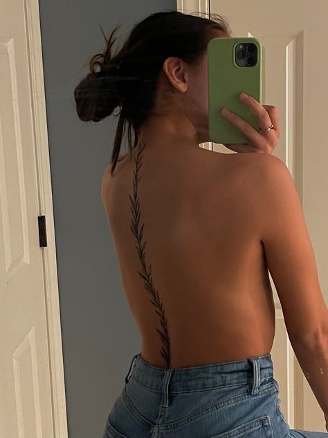 Vines On Spine Tattoo, Back Tattoo Women Vines, Spine Leaf Tattoo, Vine Back Tattoo Women, Spine Tattoos Vine, Feminine Vine Tattoo, Tiny Vine Tattoo, Linework Spine Tattoo, Ivy Spine Tattoo