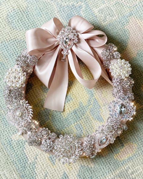 Brooch Decorating Ideas, Brooch Craft Ideas, Brooch Wreath Diy, Disco Christmas Wreath, Vintage Wreaths Christmas, Christmas Brooches To Make, Glam Christmas Wreath, Vintage Wreath Ideas, Christmas Brooch Diy